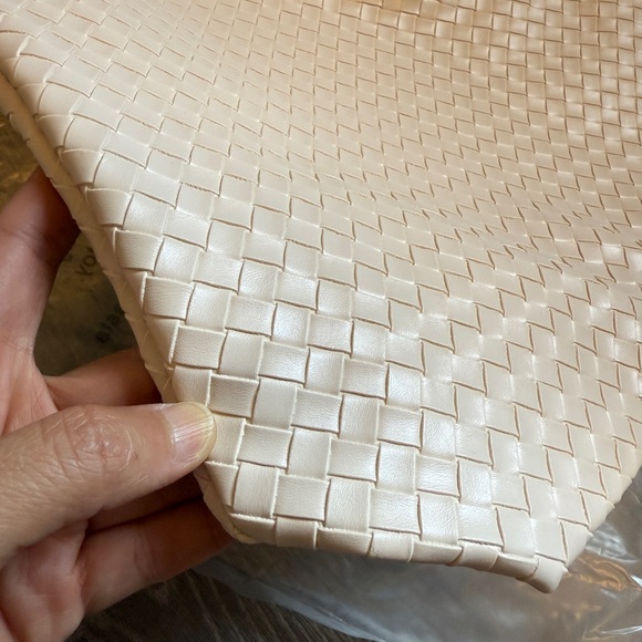 ❗️NEW❗️Elegant Cream Woven Women's Bag - Picture 3 of 7